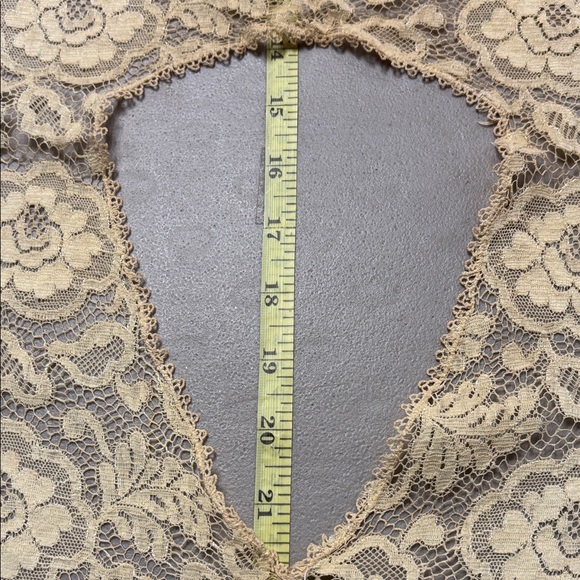 Vintage Cream Lace Floral , not sure what this is except it’s old! - Picture 3 of 5